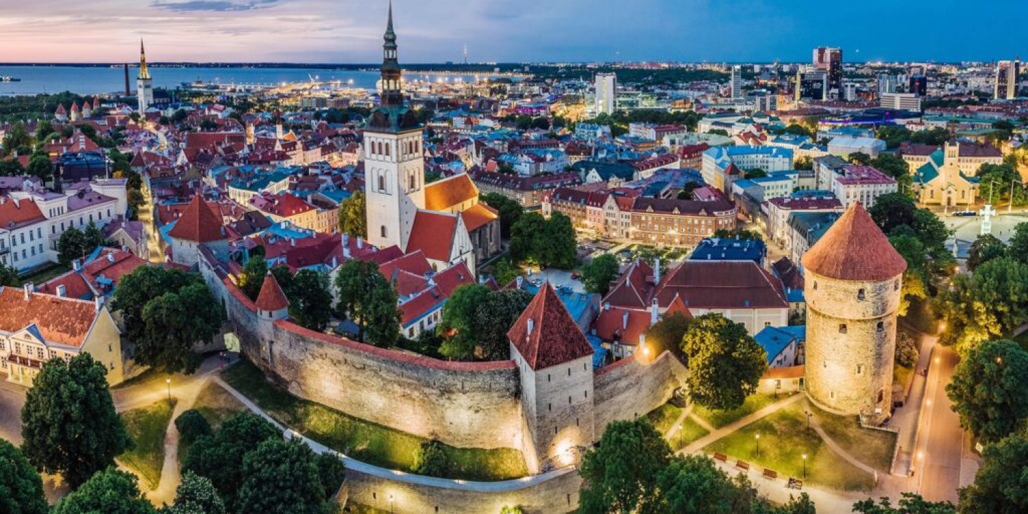 tallin-estoniia-noch-krepost-1024x576